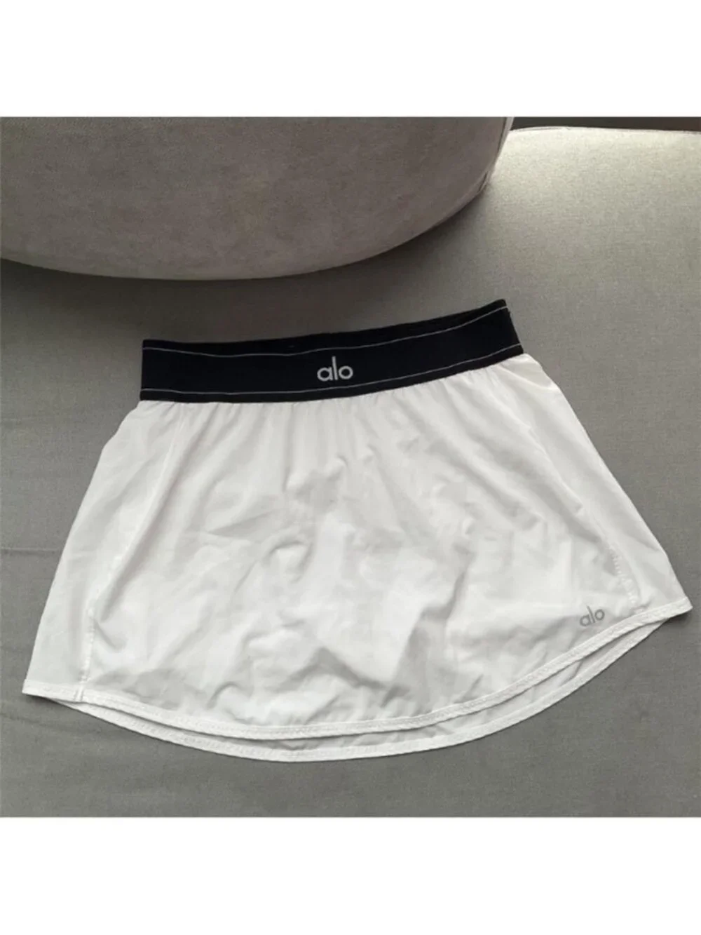 ALO Yoga White Skort with Black Elastic Waistband Large NEW